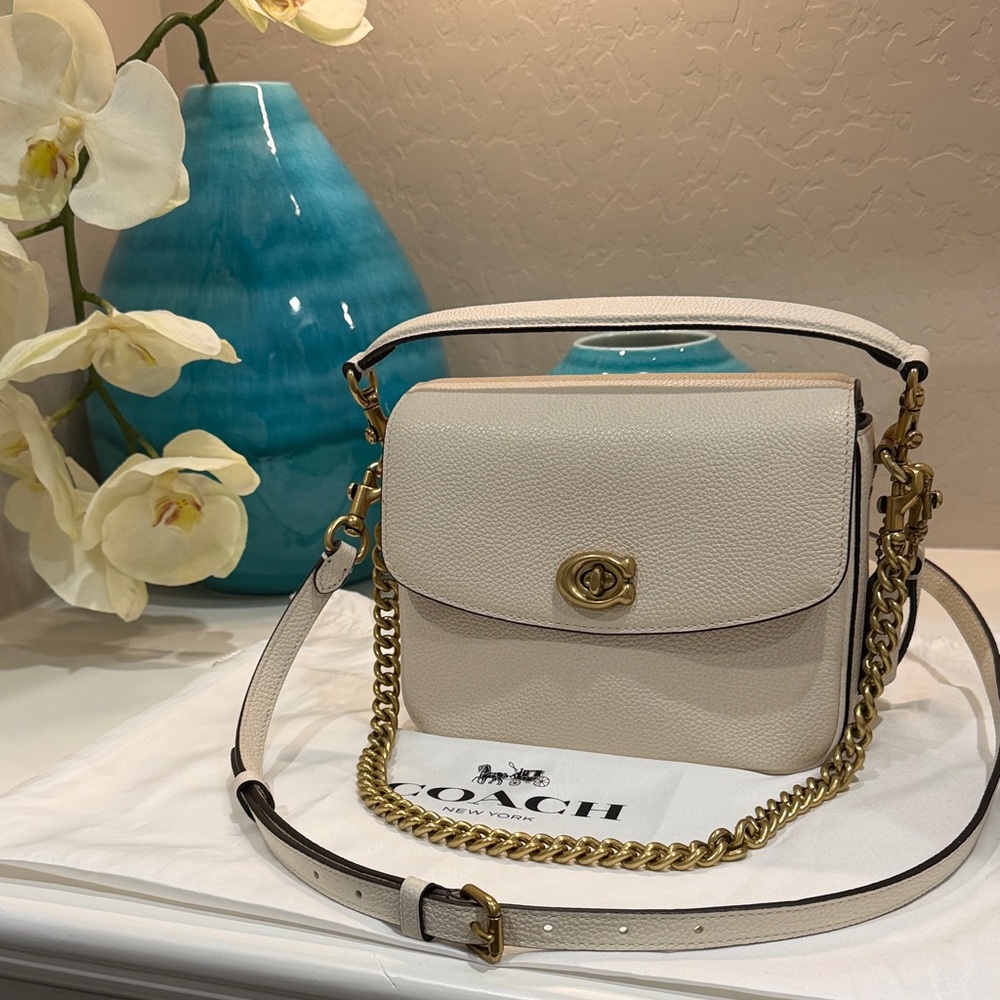 Like new Coach Pebble Cassie Crossbody 19 in white/cream